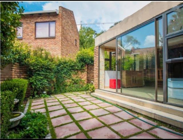 2 BEDROOM TOWNHOUSE TO LET IN ATHOLL GARDENS